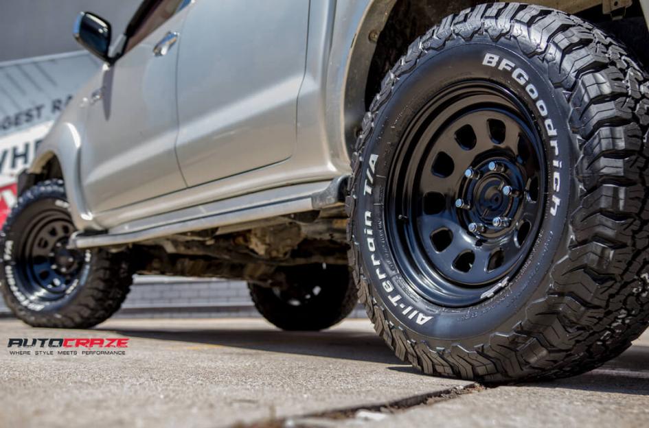TOYOTA HILUX N70 4WD D HOLE BLACK